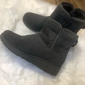 UGG Kristin Short Ankle Wedge Booties Size 9